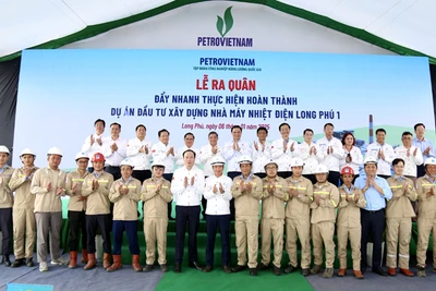 Lãnh đạo các địa phương và Petrovietnam chụp ảnh với người lao động tại lễ ra quân tại dự án Nhà máy Nhiệt điện Long Phú 1 
