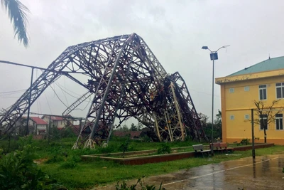 Cột ăng-ten của Đài Phát thanh-Truyền hình thị xã Kỳ Anh bị đổ trong cơn bão số 10 năm 2017 (Doksuri).