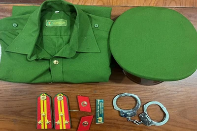 Trang phục Công an nhân dân và các đồ vật khác có liên quan do Quang đặt mua thông qua mạng xã hội để thực hiện lừa đảo, chiếm đoạt tài sản.