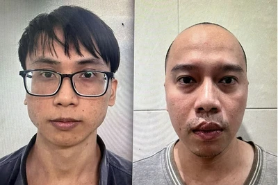 Trần Quang Việt (trái) và Nguyễn Đăng Khoa tại Cơ quan công an. (Ảnh: Công an cung cấp)