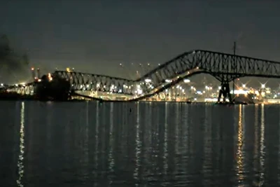 Khoảnh khắc con tàu dường như đã đâm vào cây cầu. (Ảnh: itv.com)