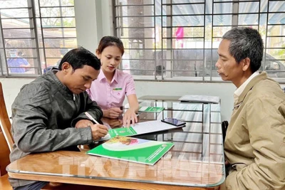 Cán bộ Phòng giao dịch Ngân hàng Chính sách xã hội huyện miền núi Hướng Hóa tuyên truyền chính sách tín dụng cho đối tượng thụ hưởng.