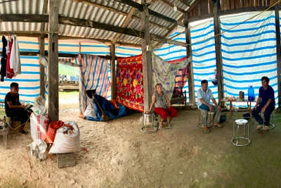 Nơi ở của gia đình ông Dương Văn Sinh, xã Văn Lăng được quây bạt rất sơ sài nhưng có tới 6 nhân khẩu cùng sinh sống đang có nguy cơ sạt lở cao.