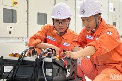 Kỹ sư EPS thực hiện các giải pháp bảo dưỡng thiết bị nhằm bảo đảm độ khả dụng các tổ máy trong cao điểm mùa khô.