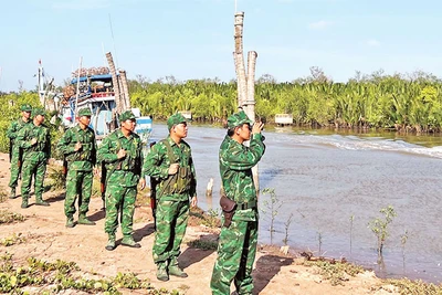 Cán bộ, chiến sĩ Đồn Biên phòng Hàm Luông tuần tra khu vực biên giới biển.