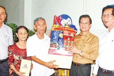  Lãnh đạo tỉnh An Giang tặng quà gia đình chính sách.