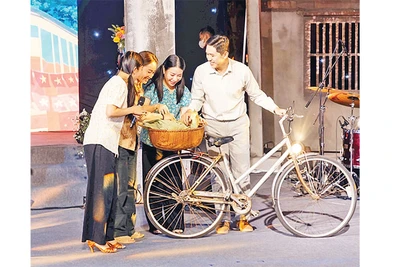 Phố đi bộ Đảo Ngọc-Ngũ Xã duy trì sức hút nhờ các hoạt động văn hóa-nghệ thuật và trang trí gợi lại không gian thời bao cấp.