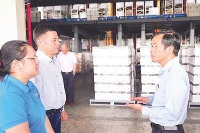 Chủ tịch Ủy ban nhân dân thành phố Huế Nguyễn Văn Phương (bên phải) đang lắng nghe doanh nghiệp đề xuất nguyện vọng.