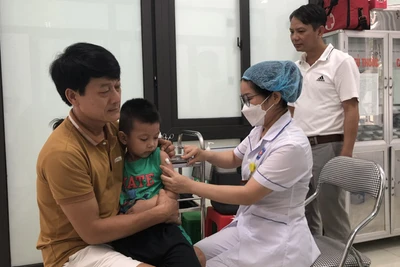 Cán bộ Y tế tiêm chủng vaccine phòng, chống dịch sởi trên địa huyện Ứng Hòa