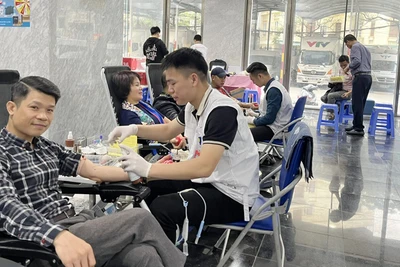 Cán bộ, viên chức, phóng viên, người lao động tại Đài Truyền hình Việt Nam tham gia hiến máu tại Lễ kỷ niệm.