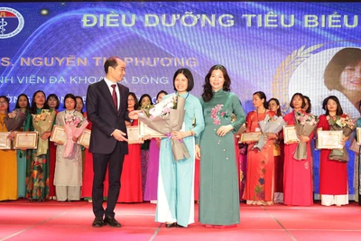 Lãnh đạo Sở Y tế Hà Nội trao phần thưởng cho các điều dưỡng tiêu biểu năm 2023