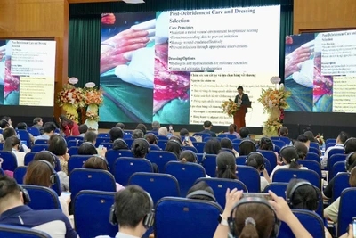 Các diễn giả trình bày tham luận tại hội thảo