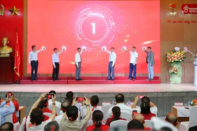 Lãnh đạo Bộ Y tế, Viện Huyết học-Truyền máu Trung ương và các đại biểu ấn nút phát động Hành trình Đỏ toàn quốc lần thứ XIII-năm 2025.