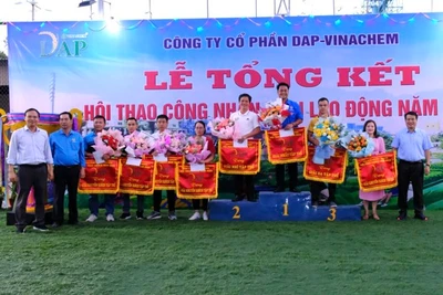 Lãnh đạo Công ty CP DAP - Vinachem trao thưởng cho các đội đoạt giải tập thể của Hội thao