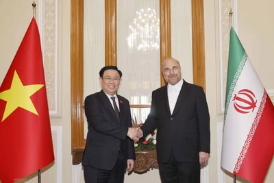 Chủ tịch Quốc hội Vương Đình Huệ và Chủ tịch Quốc hội Iran Mohammad Bagher Ghalibaf. (Ảnh TTXVN)