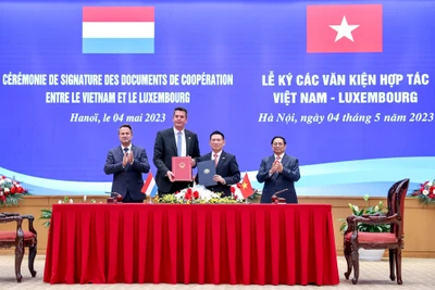 Thủ tướng Chính phủ Phạm Minh Chính và Thủ tướng Xavier Bettel chứng kiến lễ ký các văn kiện hợp tác trong lĩnh vực tài chính.