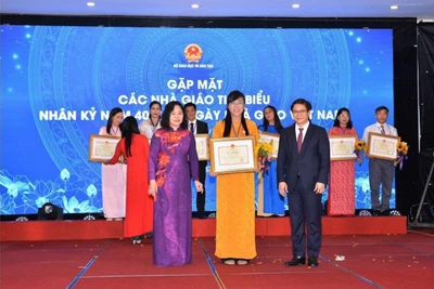 Cô giáo Nguyễn Ngọc Thúy (giữa) nhận Bằng khen nhà giáo tiêu biểu của Bộ Giáo dục và Đào tạo.