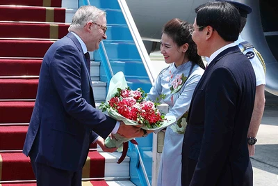 Thủ tướng Australia tới Hà Nội. Ảnh: TTXVN
