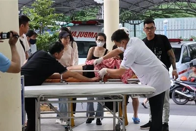 Những người bị thương được đưa về Bệnh viện Đa khoa tỉnh Khánh Hòa để điều trị. (Ảnh: TTXVN)
