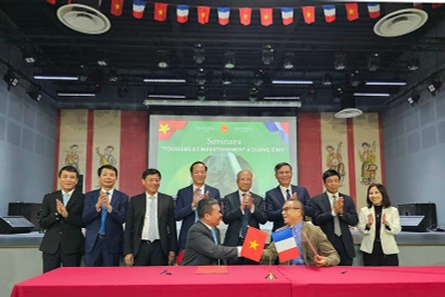 Ký kết biên bản hợp tác với các đối tác tại Pháp để quảng bá và phát triển các sản du lịch tại Quảng Bình. (Ảnh: MINH DUY)