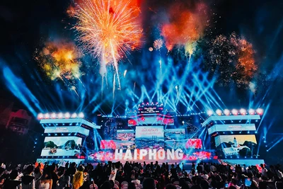 Bắn pháo hoa tại Lễ hội Hoa phượng đỏ Hải Phòng.