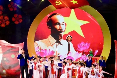 Chương trình nghệ thuật “Mùa Xuân ơn Đảng” tại quảng trường Nhà hát thành phố Hải Phòng.