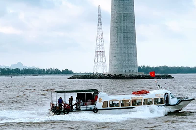 Từ 12 giờ trưa 22/7, hoạt động vận tải khách bằng tàu đi Cát Bà và ngược lại sẽ tạm đình chỉ.