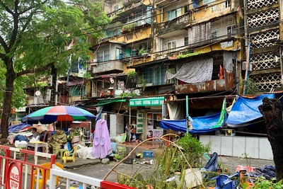 Toàn bộ người dân khu nhà 5 tầng nguy hiểm A7 Vạn Mỹ (quận Ngô Quyền) đã được sơ tán an toàn.