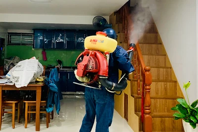 Ngành y tế Hải Phòng phun thuốc diệt muỗi tại các ổ dịch phát sinh bệnh nhân sốt xuất huyết.