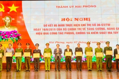 Bí thư Thành ủy Hải Phòng trao Bằng khen tặng các tập thể có thành tích xuất sắc trong công tác phòng, chống ma túy.