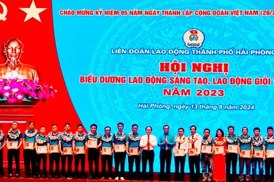 Chủ tịch Tổng Liên đoàn Lao động Việt Nam cùng Bí thư Thành ủy Hải Phòng trao Bằng Lao động sáng tạo và tặng hoa chúc mừng các gương lao động sáng tạo tiêu biểu.