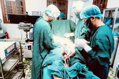 Các y, bác sĩ Trung tâm Y tế quân dân y huyện đảo Bạch Long Vĩ thực hiện ca phẫu thuật bệnh nhân chửa ngoài tử cung nguy cơ vỡ.