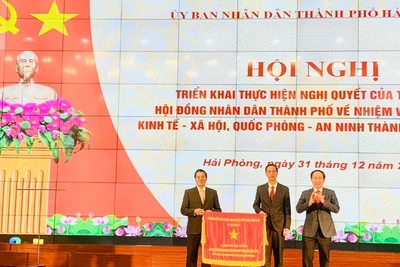 Lãnh đạo thành phố Hải Phòng đón nhận Cờ thi đua của Chính phủ.