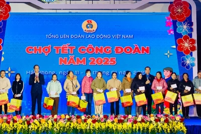 Lãnh đạo Tổng Liên đoàn Lao động Việt Nam và thành phố Hải Phòng trao quà Tết tặng công nhân, lao động.