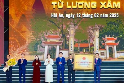 Phó Thủ tướng Chính phủ Lê Thành Long trao Bằng xếp hạng Cụm di tích Từ Lương Xâm - căn cứ bản doanh của Ngô Quyền năm 938 là Di tích quốc gia đặc biệt cho lãnh đạo thành phố Hải Phòng và quận Hải An.