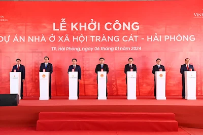 Chủ tịch Quốc hội Vương Đình Huệ, Phó Thủ tướng Chính phủ Trần Lưu Quang cùng các đại biểu nhấn nút khởi công dự án nhà ở xã hội tại Hải Phòng.