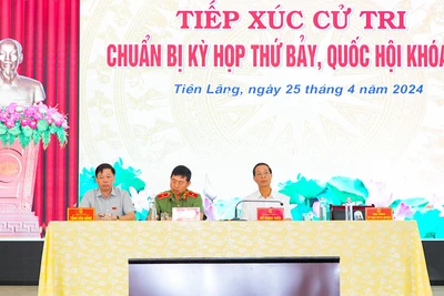Các đại biểu Quốc hội thành phố Hải Phòng tiếp xúc cử tri huyện Tiên Lãng.