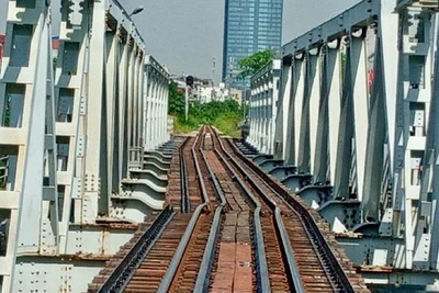 Cầu đường sắt Tam Bạc (Hải Phòng) bị hư hỏng sau khi bị sà lan đâm va.