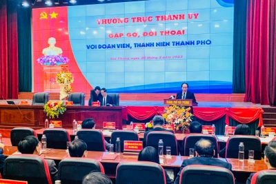 Ủy viên Trung ương Đảng, Bí thư Thành ủy Hải Phòng Lê Tiến Châu phát biểu đối thoại với đoàn viên, thanh niên.