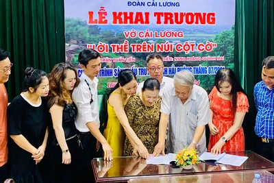 Ê-kíp sáng tạo trao đổi nội dung kịch bản vở diễn "Lời thề trên núi Cột Cờ".