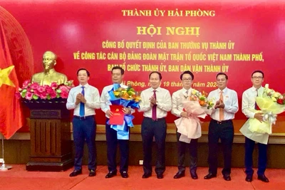 Lãnh đạo Thành ủy Hải Phòng trao Quyết định và tặng hoa các cán bộ được điều động, bổ nhiệm.