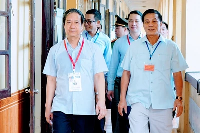 Bộ trưởng Giáo dục và Đào tạo Nguyễn Kim Sơn cùng Chủ tịch Ủy ban nhân dân thành phố Hải Phòng Nguyễn Văn Tùng kiểm tra thi tại điểm thi Trường THPT Thái Phiên.