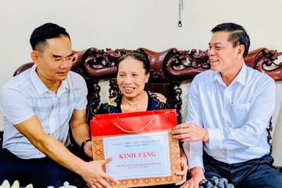 Lãnh đạo thành phố Hải Phòng thăm và tặng quà người có công trên địa bàn quận Ngô Quyền, nhân Ngày Thương binh-Liệt sĩ. (Ảnh tư liệu)