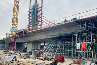 Các nhà thầu đang tập trung đẩy nhanh tiến độ thi công vầu vượt trục thông - hạng mục chính của nút giao thông trọng điểm.