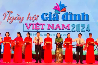 Lãnh đạo Bộ Văn hóa, Thể thao và Du lịch cùng lãnh đạo thành phố Hải Phòng cắt băng khai mạc Ngày hội Gia đình Việt Nam 2024.