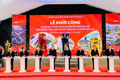 Các đại biểu nhấn nút khởi công dự án đầu tư xây dựng đường Đỗ Mười kéo dài.