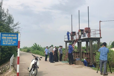 Lãnh đạo huyện Tiên Lãng và các ngành chức năng thường xuyên kiểm tra an toàn đê điều và các công trình xung yếu đề phòng bão lũ. (Ảnh: Cổng Thông tin điện tử Tiên Lãng)