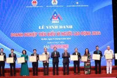 Các đồng chí: Đỗ Văn Chiến và Nguyễn Đình Khang, trao Bằng khen của Tổng Liên đoàn Lao động Việt Nam tặng 10 doanh nghiệp.