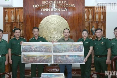 Văn phòng Đại diện Báo Nhân Dân tại Sơn La tặng ấn phẩm phụ san đặc biệt tranh Panorama “Chiến dịch Điện Biên Phủ” cho cán bộ, chiến sĩ các đồn biên phòng thuộc Bộ Chỉ huy Bộ đội Biên phòng tỉnh Sơn La.