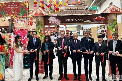 Đây là lần thứ ba liên tiếp Tuần lễ vinh danh hàng và Tết của Việt Nam được tổ chức tại hệ thống siêu thị Carrefour ở Pháp.